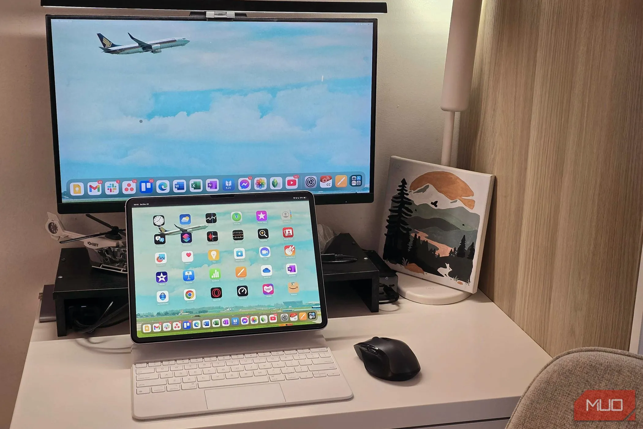 Mở rộng khả năng làm việc của iPad Air bằng cách kết nối với màn hình rời, chuột và hub USB-C