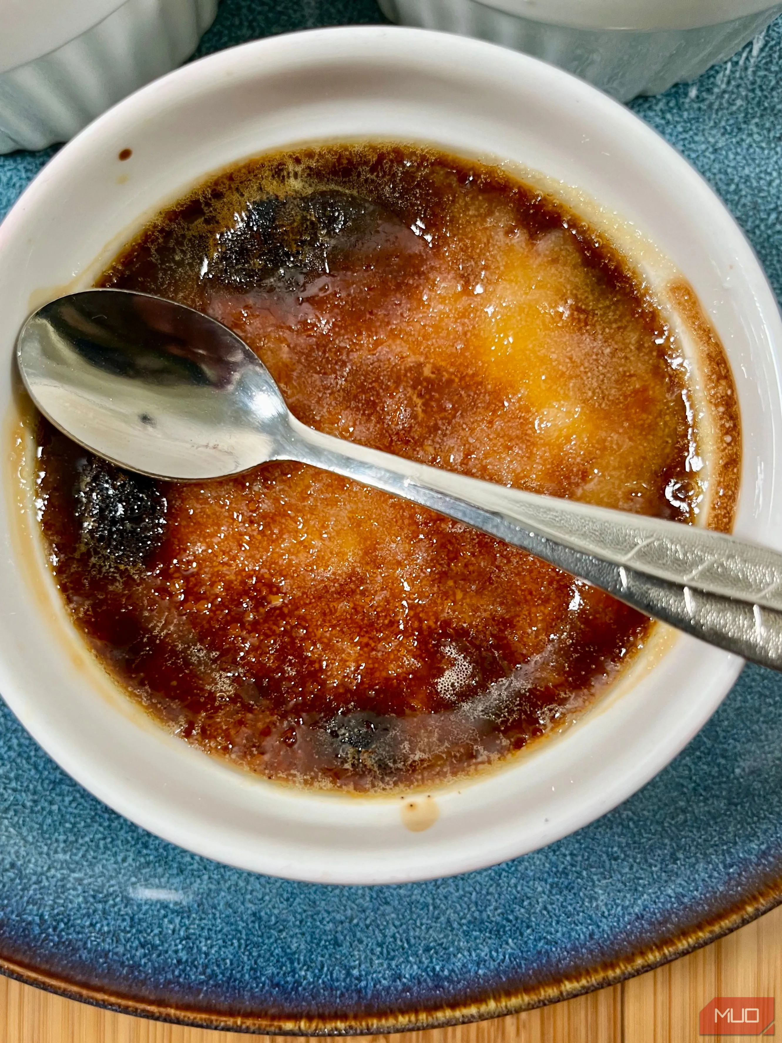 Món kem cháy Creme Brulee được chiếu sáng tự nhiên, thể hiện rõ kết cấu
