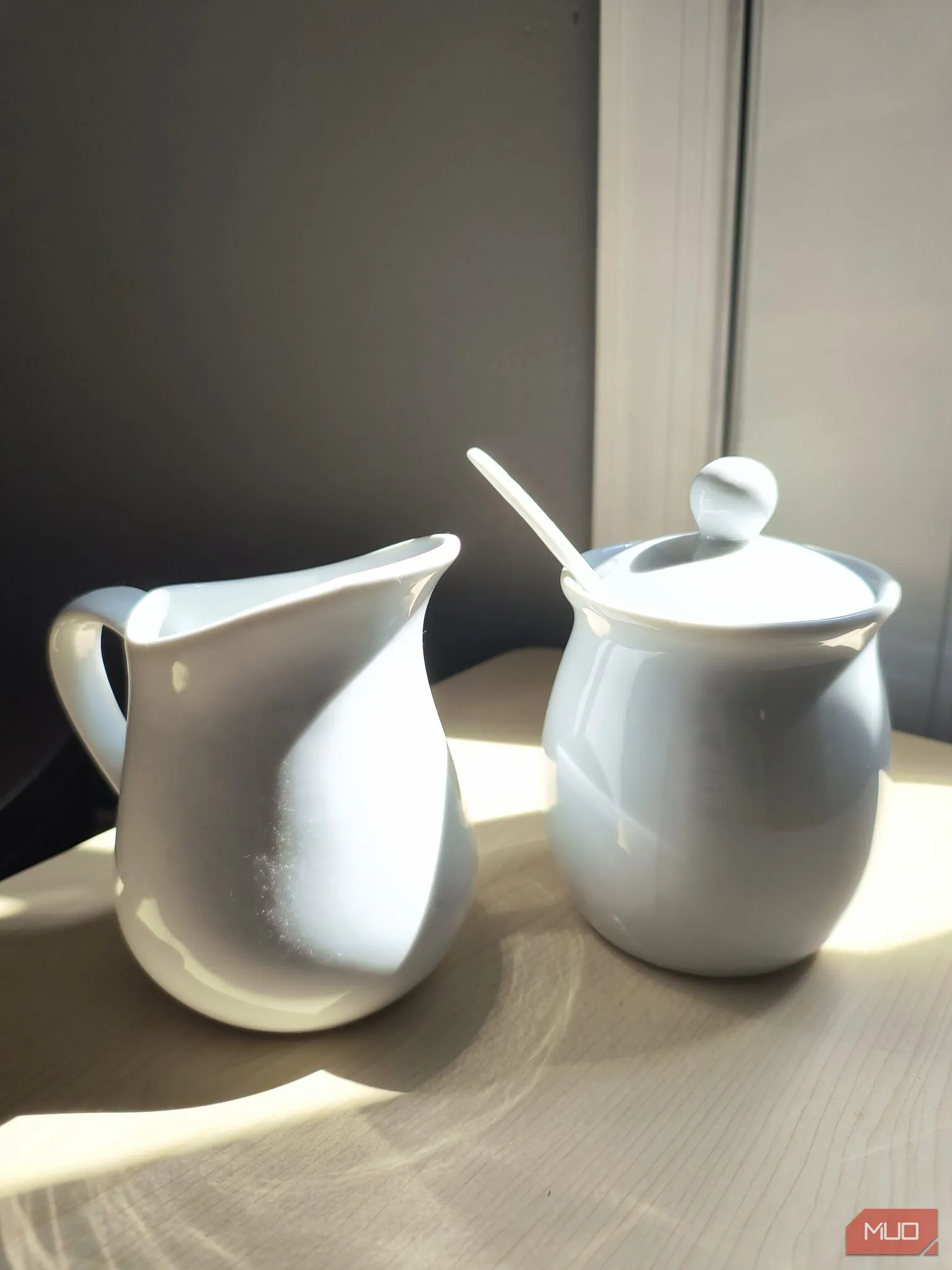 Một bộ đường sữa bằng gốm trắng đặt dưới ánh nắng trực tiếp—HDR tắt