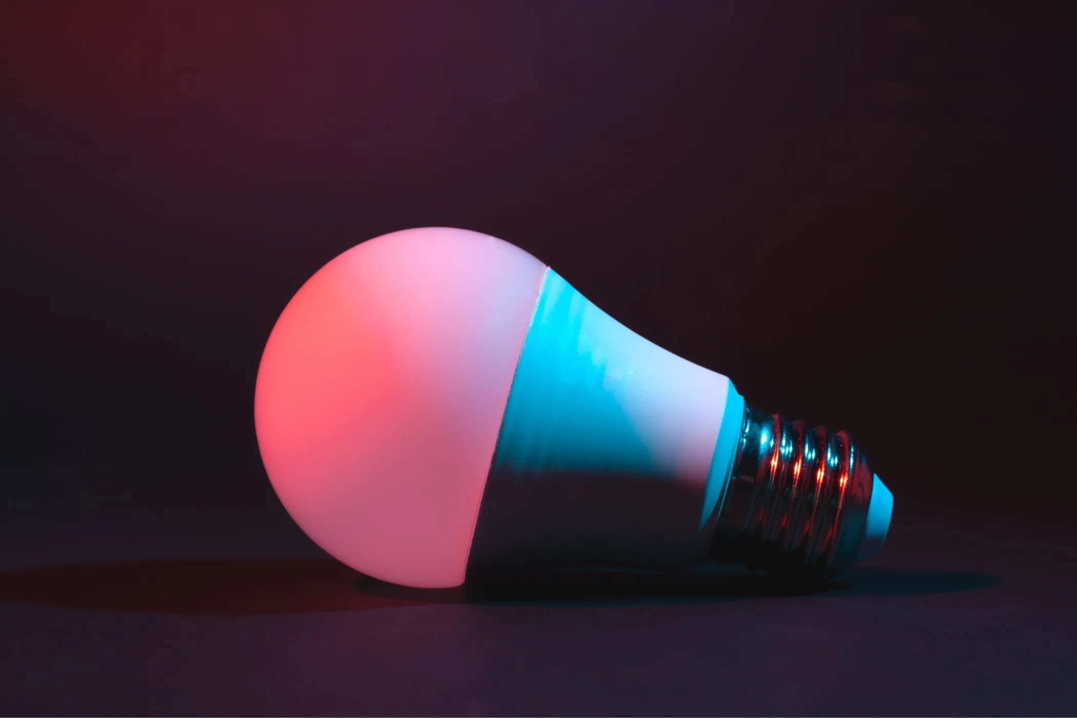 Một bóng đèn LED thông minh, biểu tượng cho thiết bị IoT tiềm ẩn rủi ro bảo mật