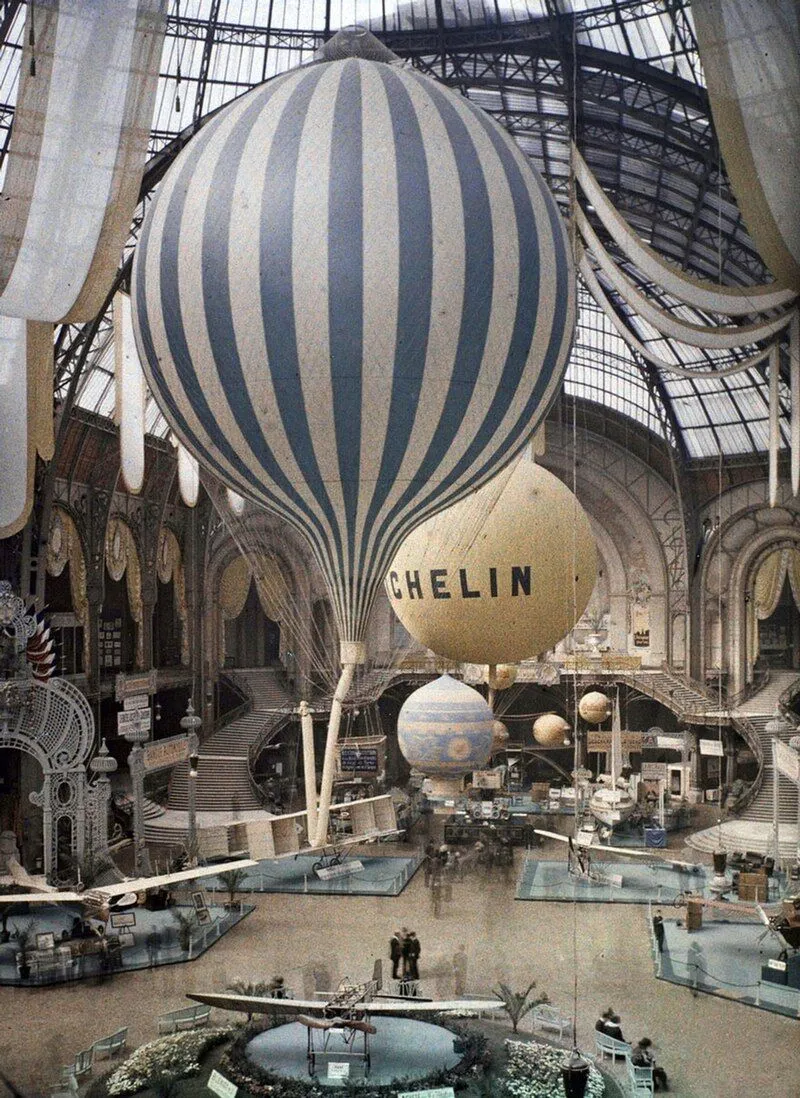 Một bức ảnh mô tả hai khinh khí cầu ở Paris.