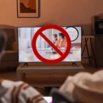 Một cặp đôi đang xem TV nhưng màn hình bị gạch chéo thể hiện việc không nên sử dụng thiết bị khác khi test tốc độ mạng