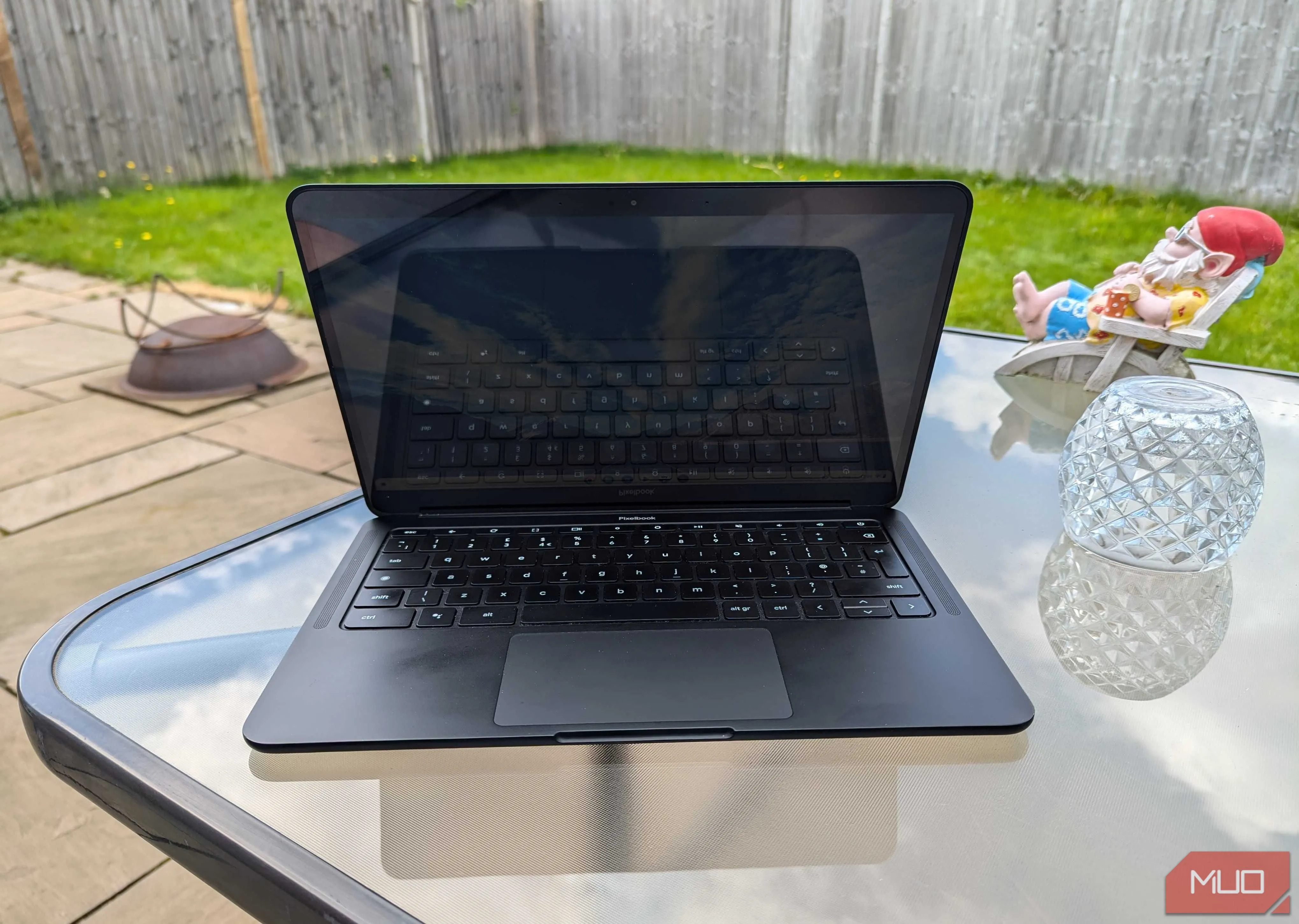 Một chiếc Chromebook đang mở trên bàn ngoài vườn, tượng trưng cho khả năng khởi động nhanh chóng và sẵn sàng sử dụng ở mọi nơi