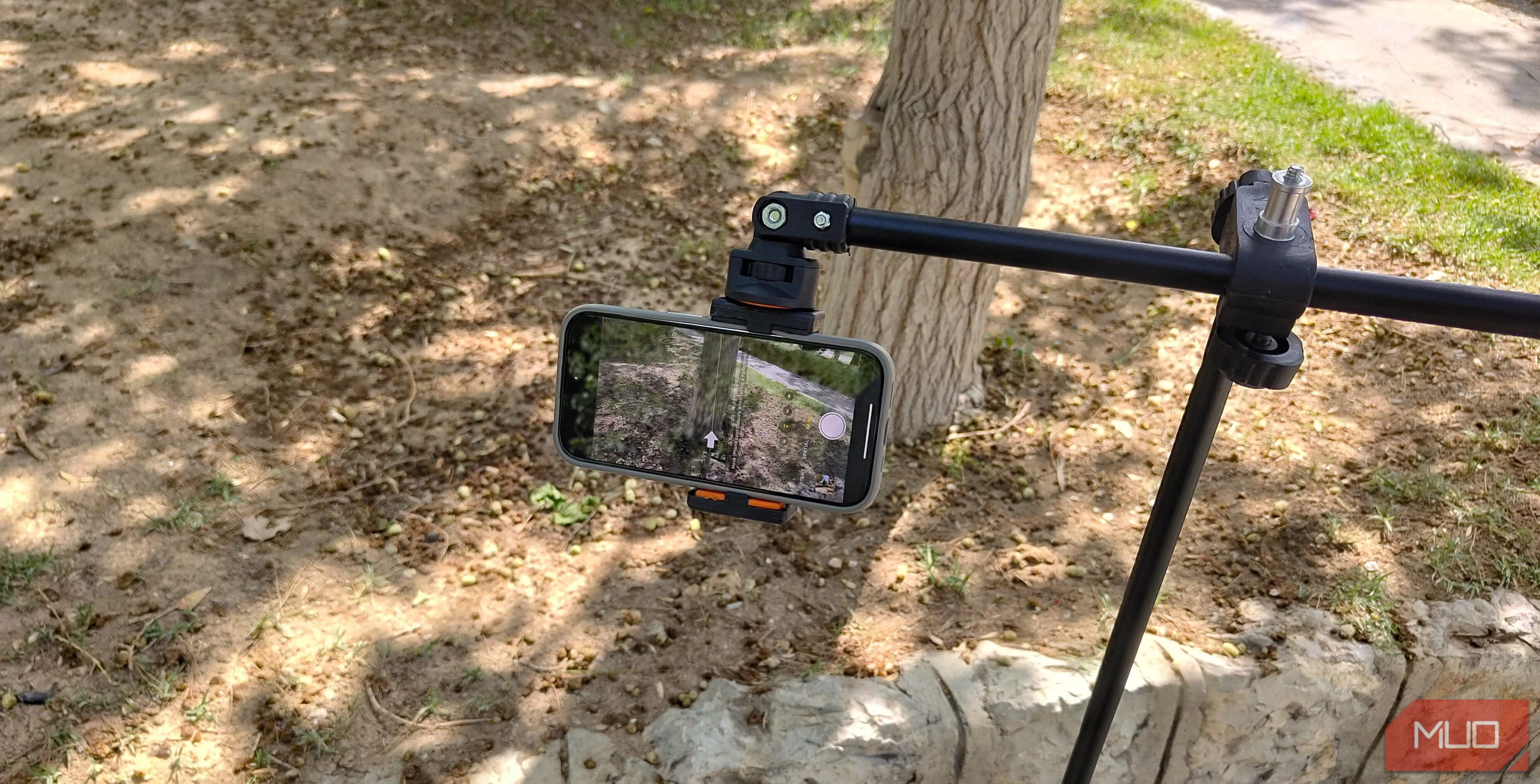 Một chiếc điện thoại được gắn chắc chắn trên tripod giá rẻ, sẵn sàng cho các kỹ thuật chụp ảnh độc đáo.