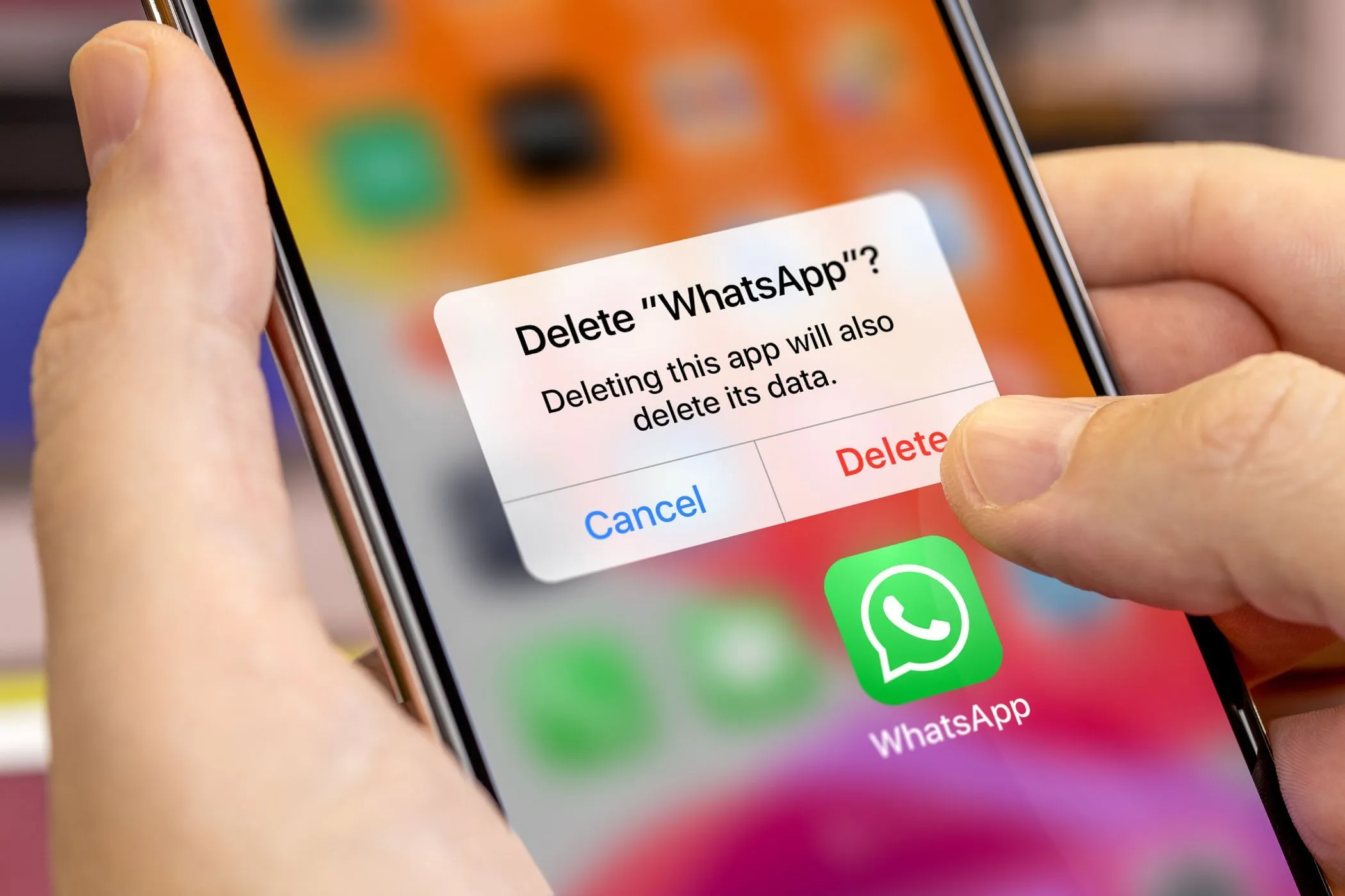 Một chiếc điện thoại thông minh đang hiển thị tùy chọn gỡ cài đặt ứng dụng WhatsApp, minh họa hành động loại bỏ các ứng dụng gây xao nhãng để cải thiện năng suất.