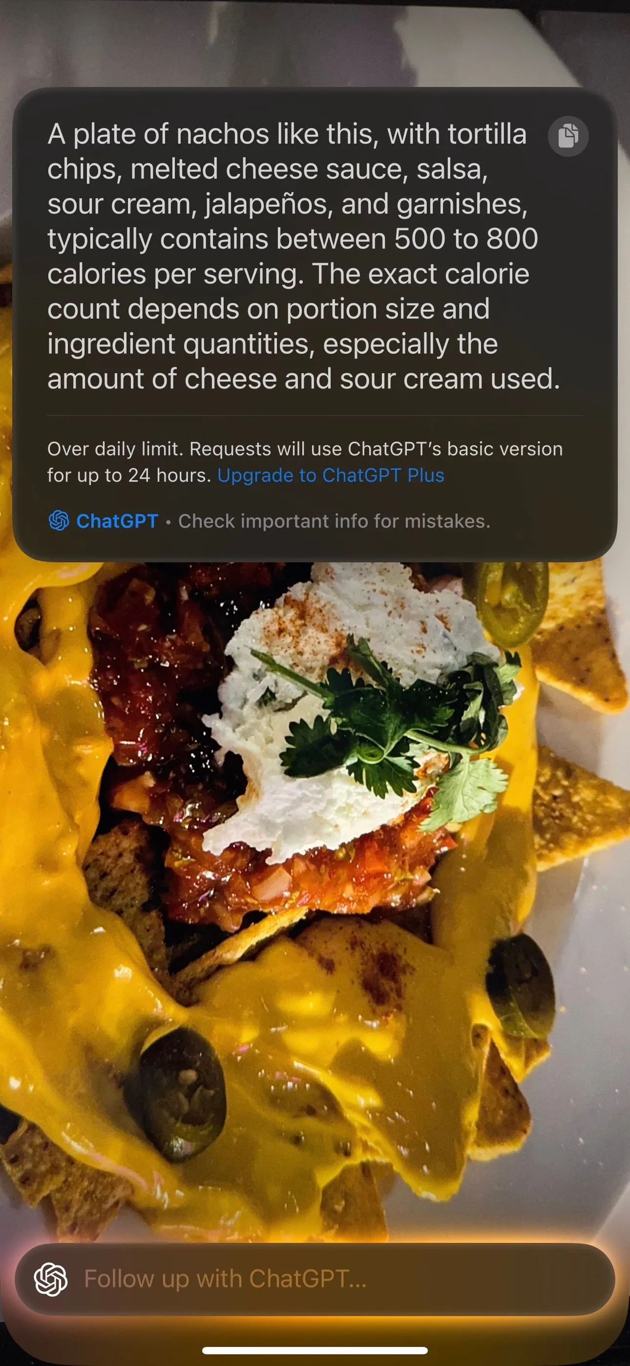 Một chiếc iPhone 15 Pro đang hiển thị kết quả phân tích lượng calo của món ăn bằng tính năng Visual Intelligence.