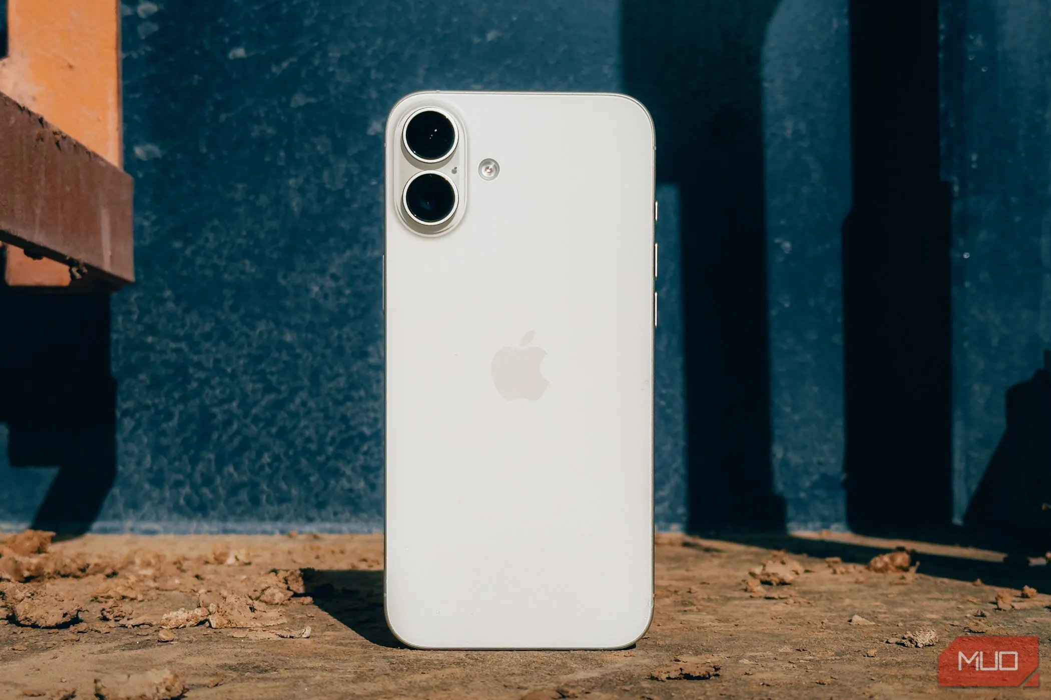Một chiếc iPhone bị rơi nằm trên vỉa hè, tượng trưng cho iPhone bị mất hoặc đánh cắp