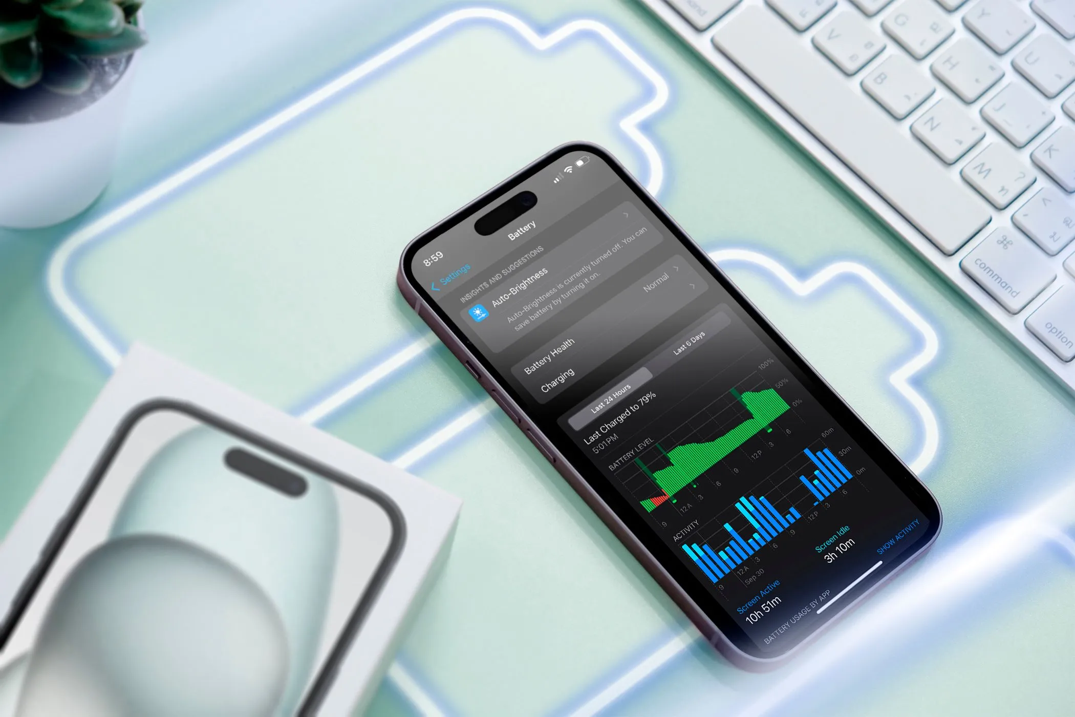 Một chiếc iPhone trên mặt bàn hiển thị tình trạng sử dụng pin trên màn hình, minh họa cho việc tiết kiệm pin của chế độ tối