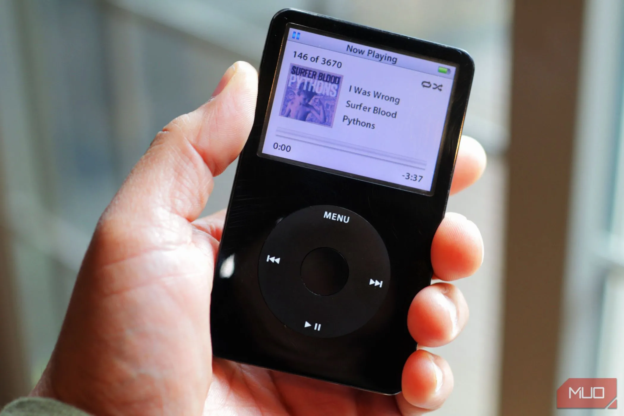 Một chiếc iPod Classic màu đen đang được cầm trên tay