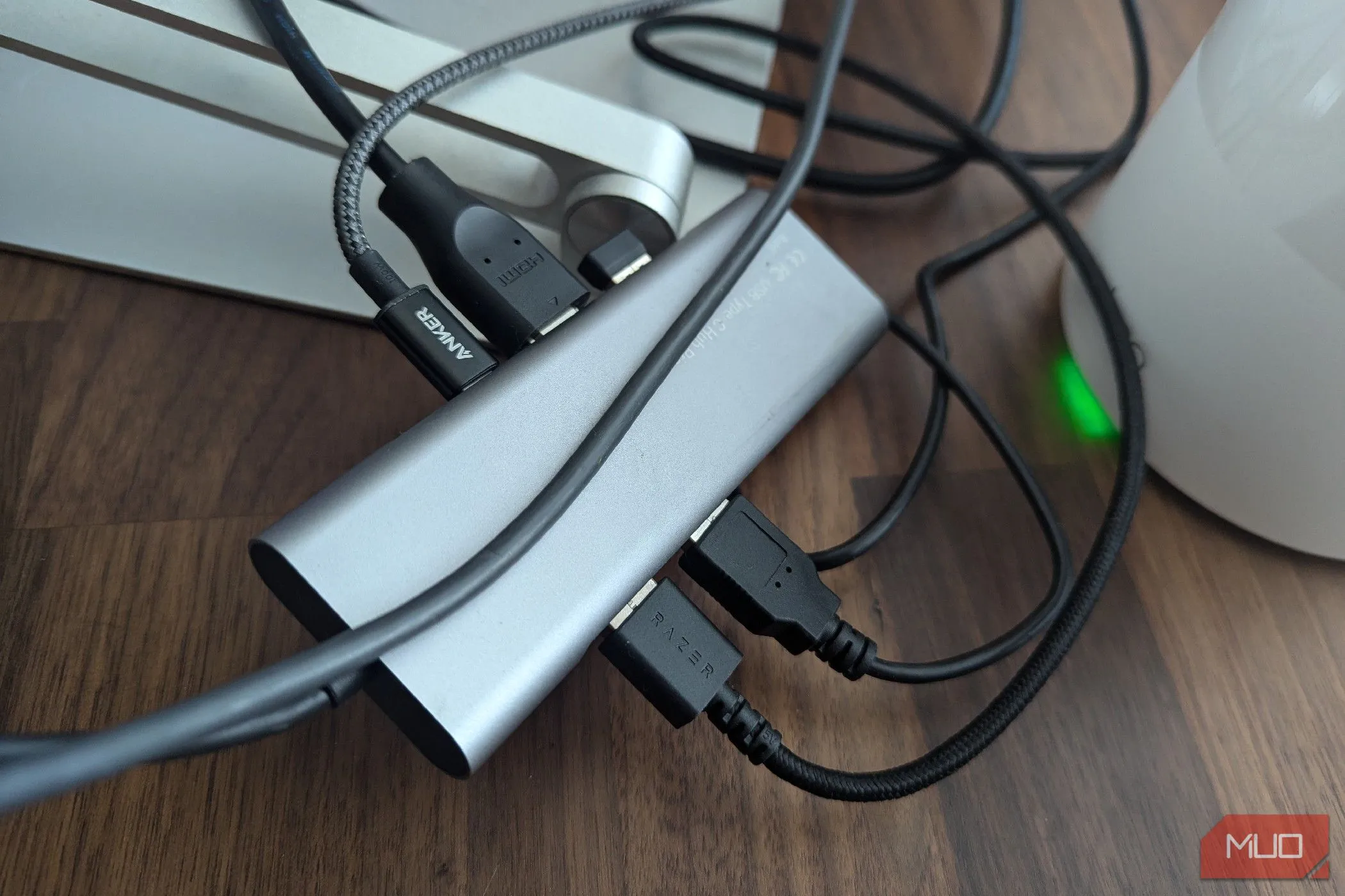 Một dock USB-C truyền thống với nhiều dây cáp kết nối lộn xộn, thể hiện sự kém gọn gàng.