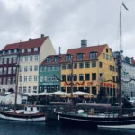 Một góc thành phố sôi động được chụp bằng điện thoại sử dụng bộ lọc đặc biệt