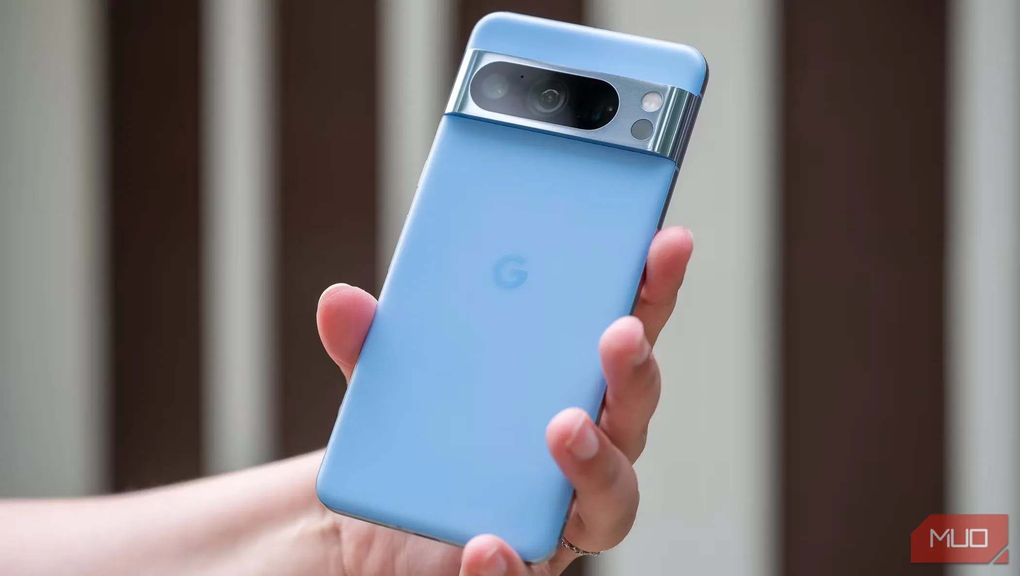 Một người đàn ông đang cầm chiếc điện thoại Google Pixel 8 Pro quay mặt lưng ra phía trước