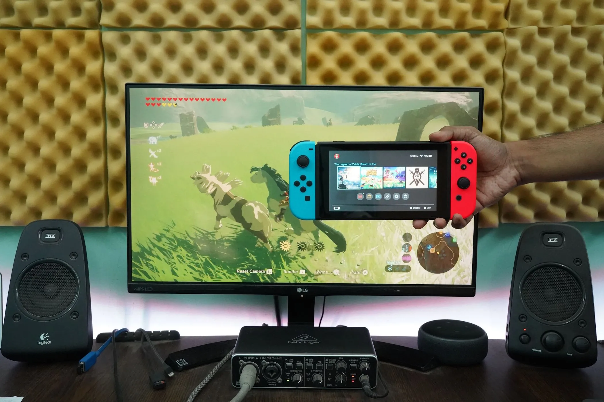 Một người đàn ông đang chơi Nintendo Switch trên màn hình máy tính