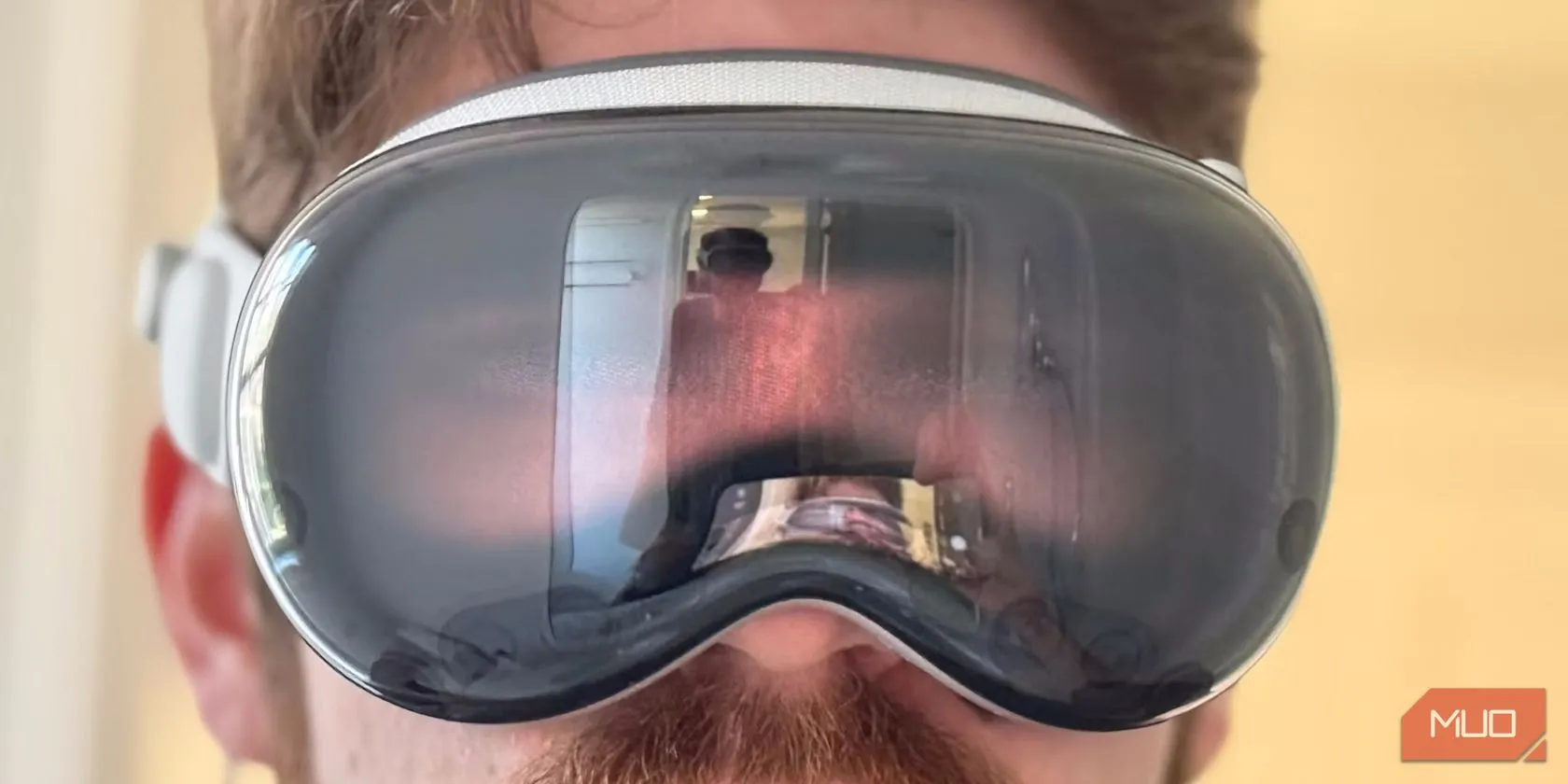 Một người đàn ông trải nghiệm tai nghe Apple Vision Pro, thiết bị thực tế hỗn hợp của Apple.
