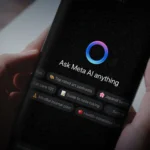 Một người đang cầm điện thoại thông minh với ứng dụng WhatsApp mở và giao diện chatbot Meta AI hiển thị trên màn hình