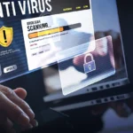 Một người đang sử dụng công cụ quét diệt virus trên máy tính, minh họa cho việc bảo vệ hệ thống khỏi mã độc tống tiền.