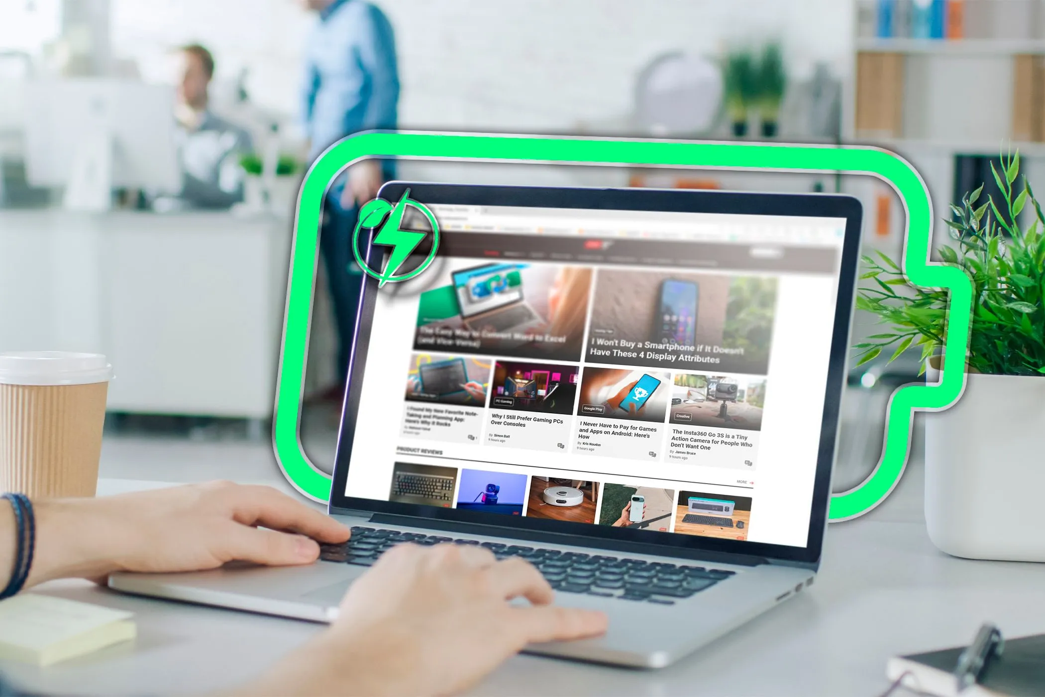 Một người đang sử dụng trình duyệt Microsoft Edge trên laptop với biểu tượng tiết kiệm pin được hiển thị, minh họa khả năng tối ưu năng lượng của Edge.