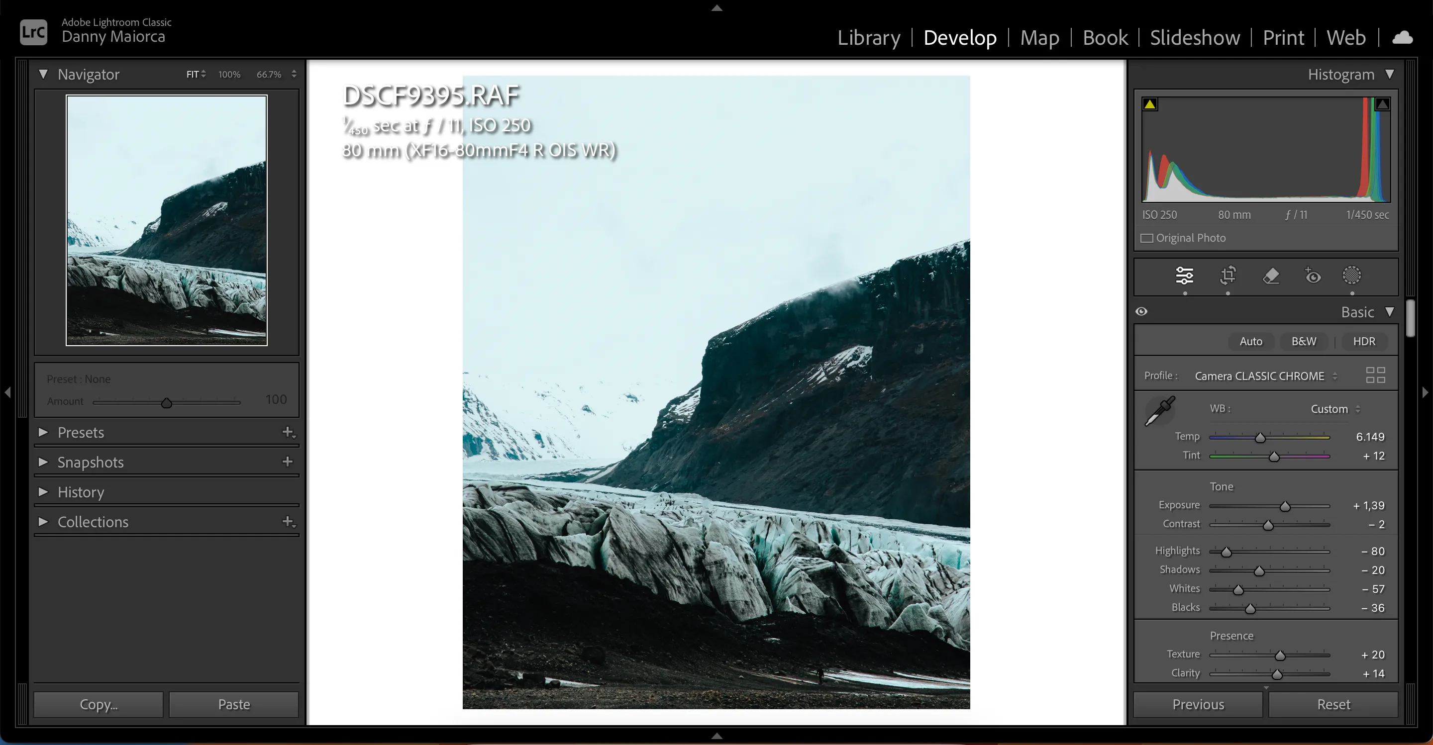 Một nhiếp ảnh gia đang tỉ mỉ chỉnh sửa ảnh bằng tay trong giao diện Lightroom Classic