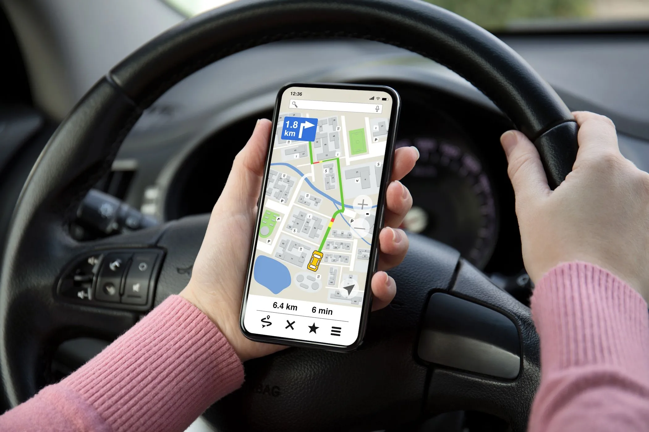 Một phụ nữ đang sử dụng ứng dụng bản đồ trên điện thoại Android khi lái xe