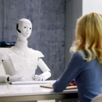 Một phụ nữ phỏng vấn với robot AI, biểu tượng của sự tương tác giữa con người và AI Agent trong công việc.