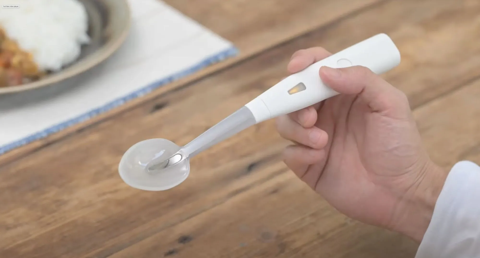 Muỗng điện tử Kirin Salt Spoon có khả năng tăng vị mặn cho thực phẩm.