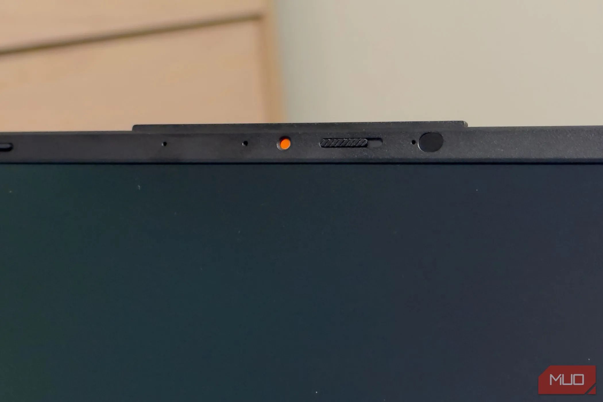 Nắp che camera tích hợp trên laptop ASUS Vivobook S 15 OLED giúp bảo vệ quyền riêng tư webcam