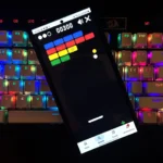Người chơi trải nghiệm game Block Breaker trên màn hình điện thoại di động