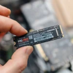 Người đàn ông cầm ổ cứng SSD Samsung 990 Pro tốc độ cao