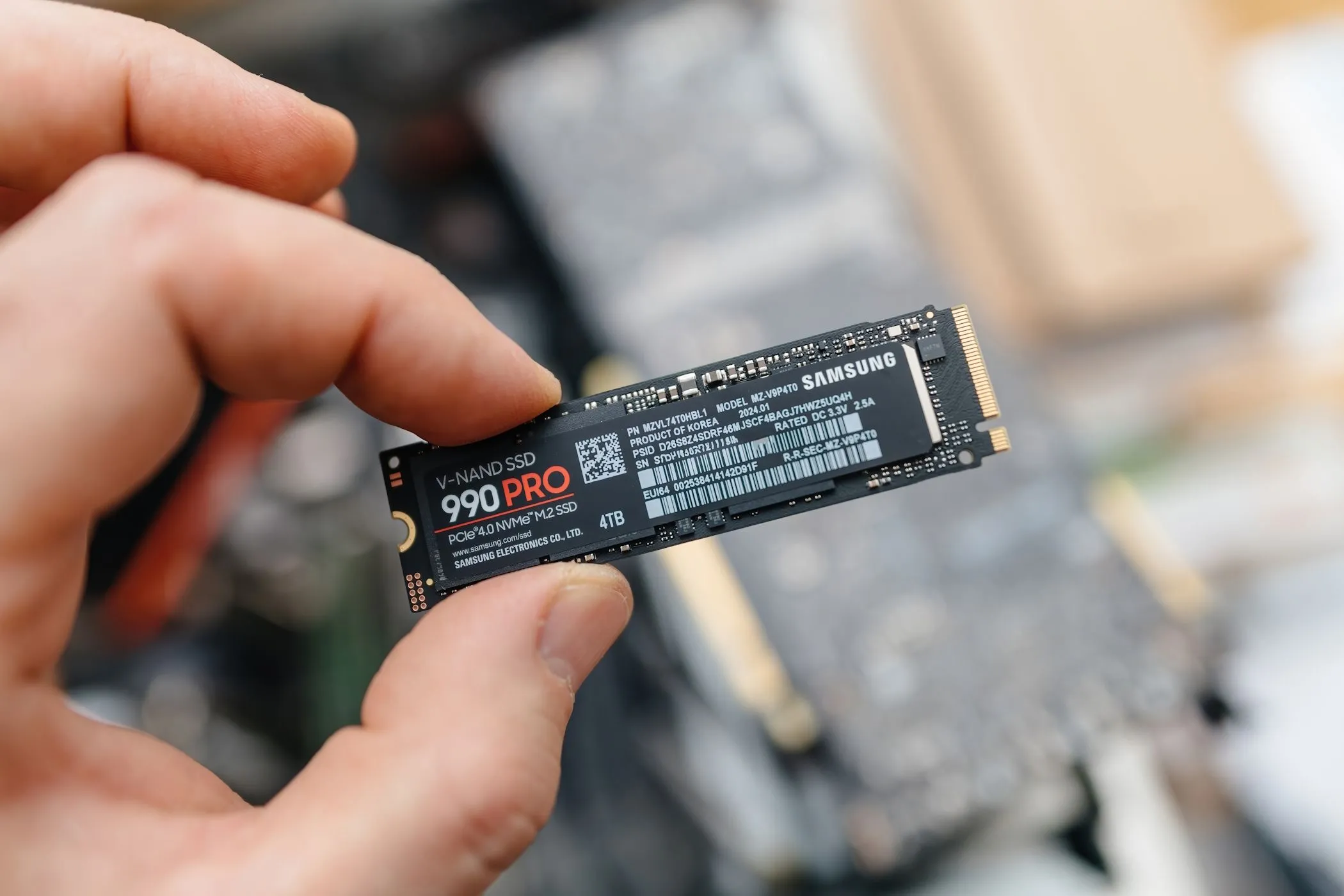 Người đàn ông cầm ổ cứng SSD Samsung 990 Pro tốc độ cao
