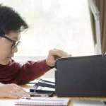 Người đàn ông đang kiểm tra máy in USB bị lỗi in ký tự ngẫu nhiên sau cập nhật Windows