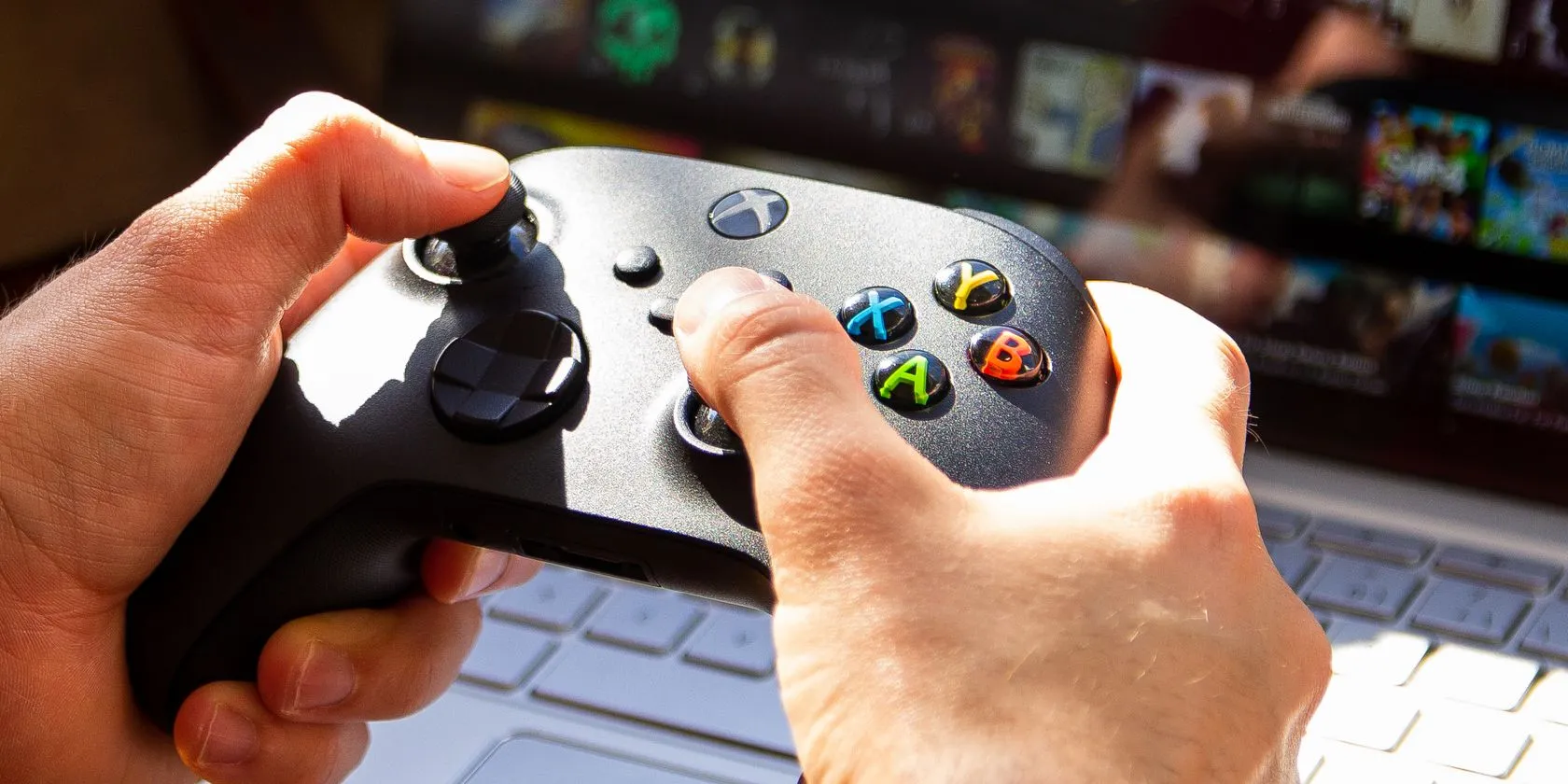 Người đàn ông đang sử dụng bộ điều khiển Xbox để chơi game trên Chromebook, minh họa khả năng chơi game còn hạn chế của thiết bị này.