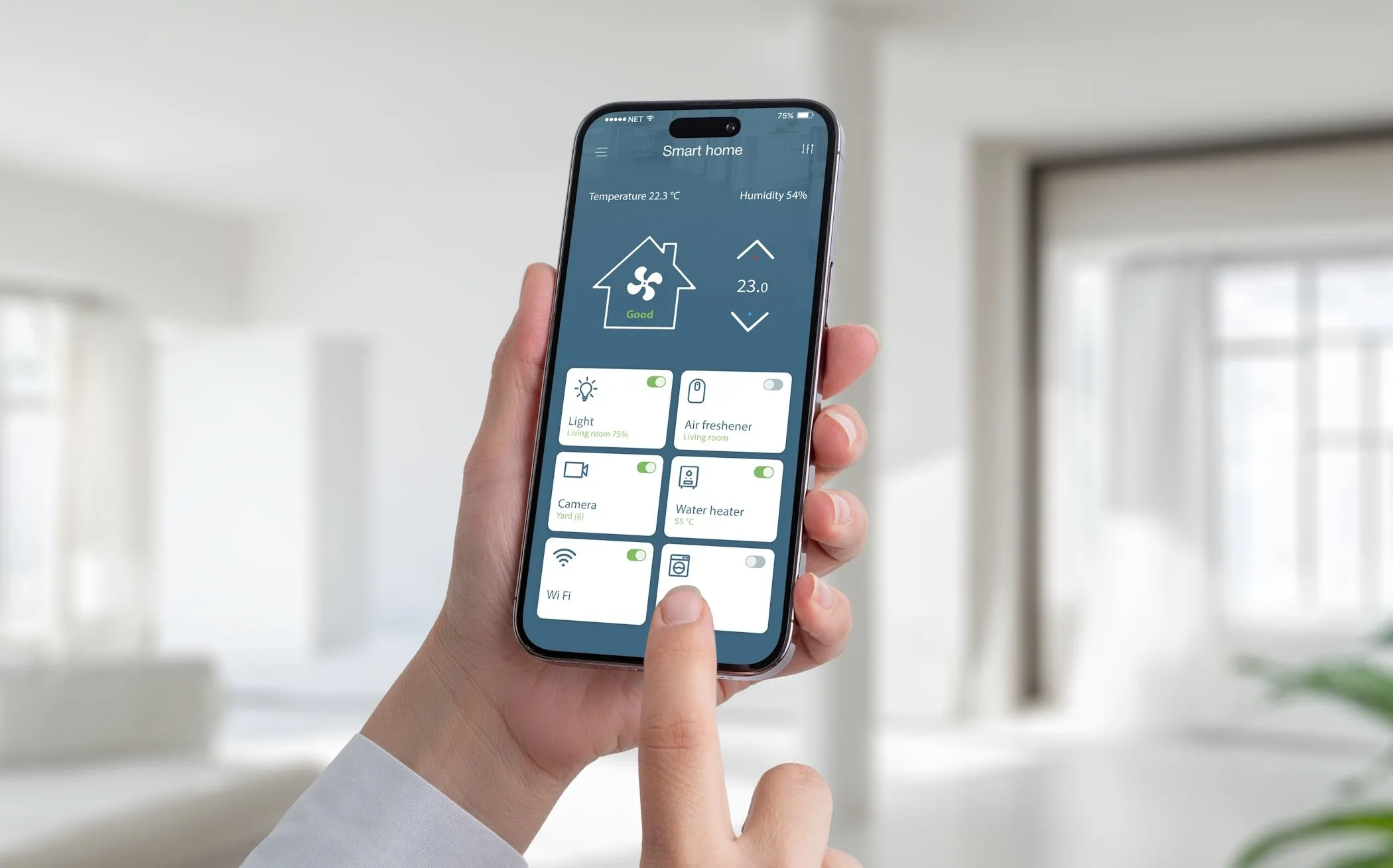 Người đàn ông đang sử dụng iPhone để điều khiển các thiết bị nhà thông minh