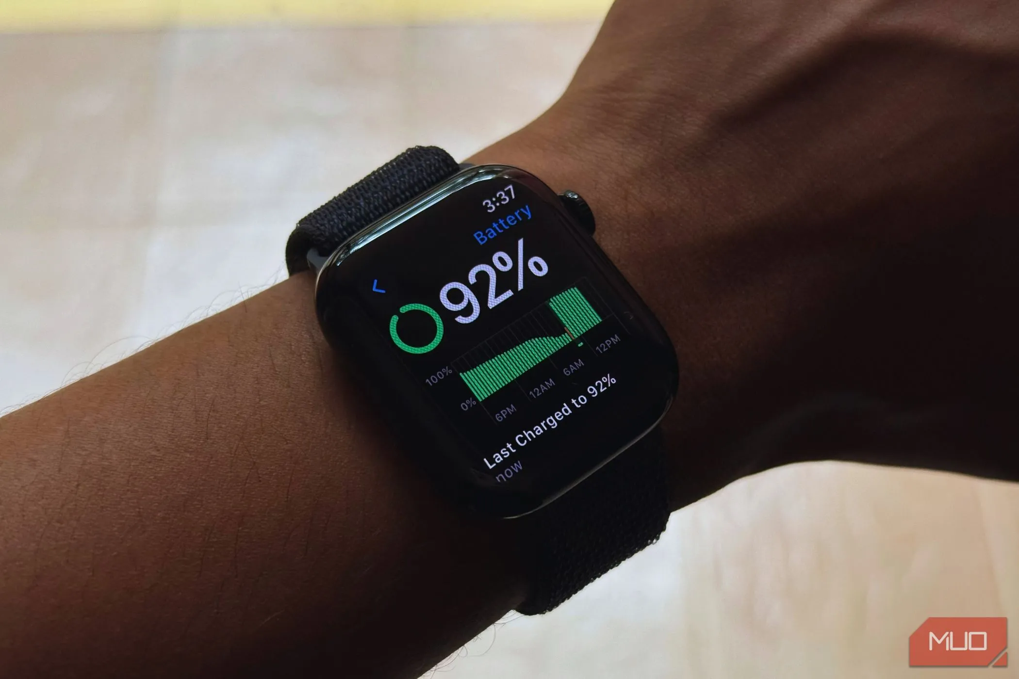 Người đàn ông đeo Apple Watch Series 10 trên tay, màn hình hiển thị trạng thái pin