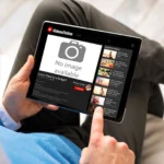 Người đàn ông thất vọng khi video trực tuyến bị gián đoạn trên màn hình máy tính, minh họa hạn chế sử dụng Chromebook ngoại tuyến.