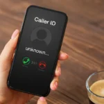 Người đang nhận cuộc gọi lừa đảo từ số lạ trên điện thoại di động