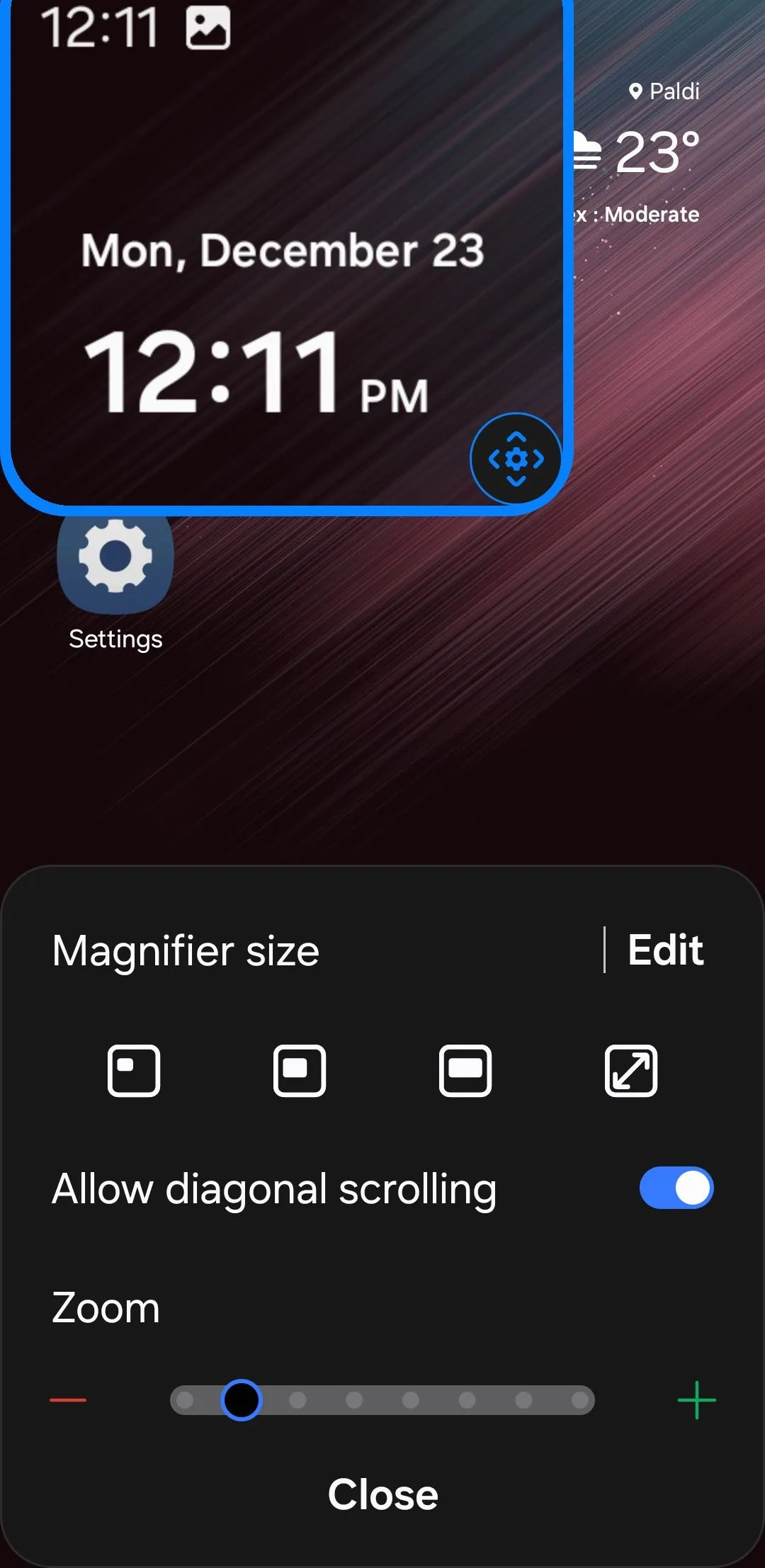 Người dùng Android đang xem cài đặt phóng đại màn hình