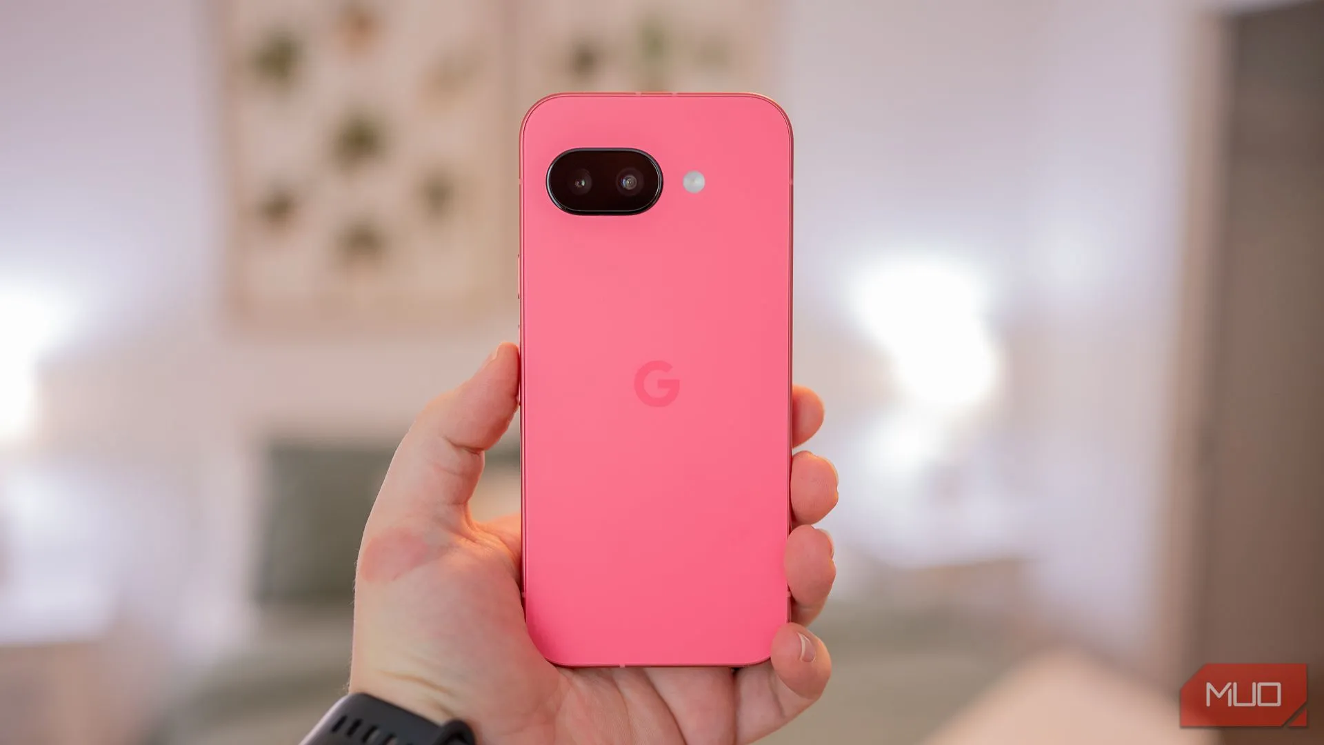 Người dùng cầm Google Pixel 9a với mặt lưng màu tím nhạt 'Iris', thể hiện thiết kế tối giản và cao cấp.