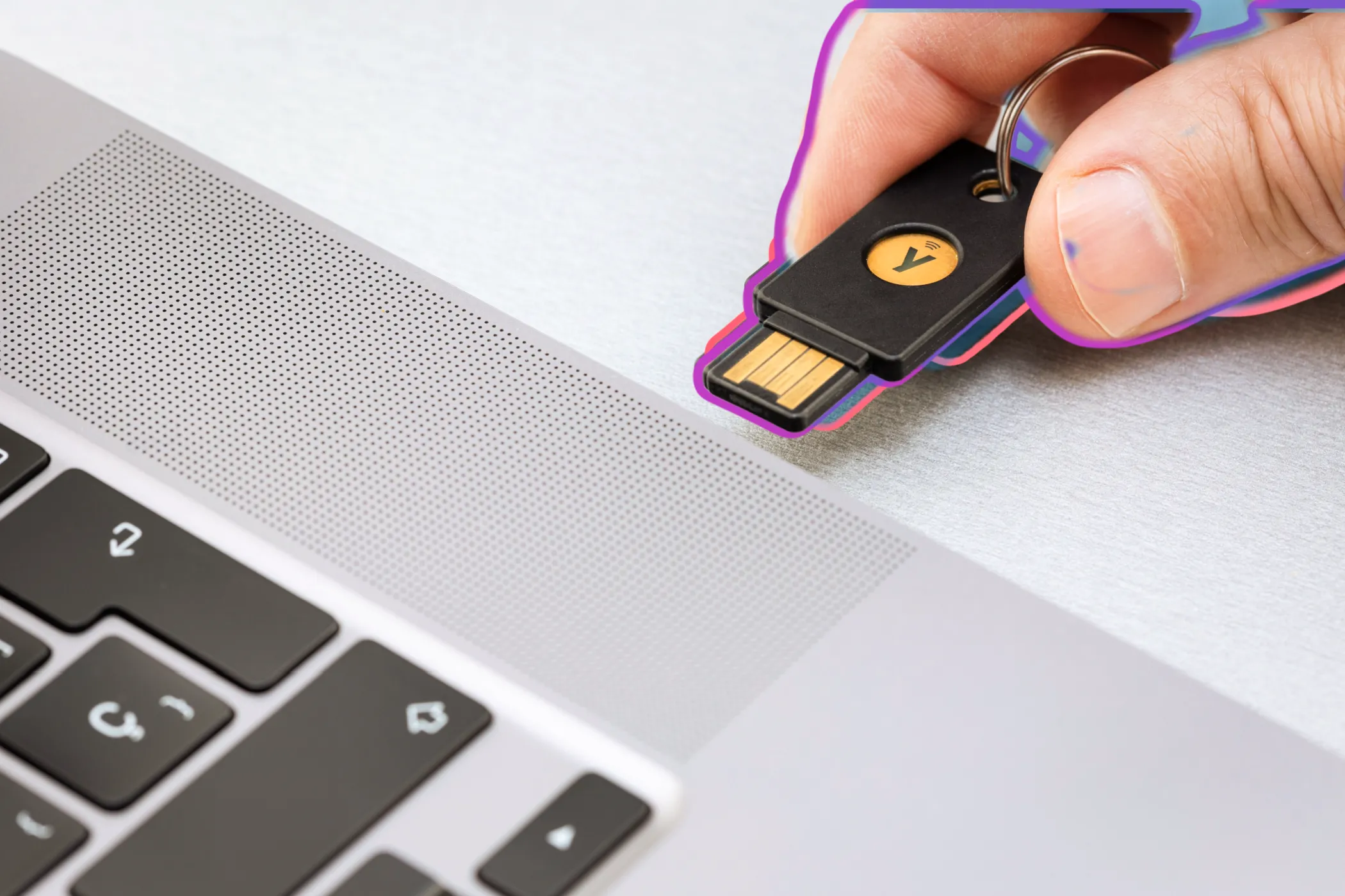 Người dùng cắm khóa bảo mật vật lý Yubico vào cổng USB laptop