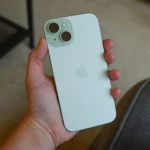 Người dùng cầm trên tay chiếc iPhone 15, minh họa thiết kế cao cấp và màn hình Dynamic Island
