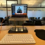 Người dùng chỉnh sửa ảnh trên laptop bằng chuột không dây, minh họa sự tiện lợi khi xử lý tác vụ đồ họa chuyên nghiệp