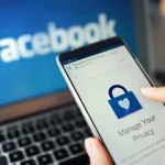 Người dùng đang cài đặt tùy chọn quản lý quyền riêng tư trên Facebook bằng điện thoại thông minh