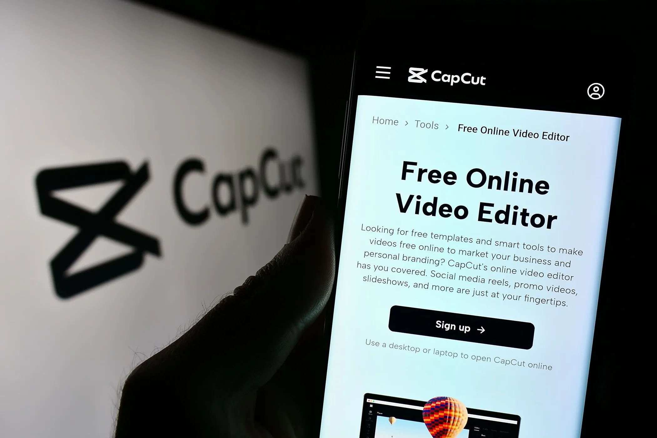 Người dùng đang cầm điện thoại di động sử dụng ứng dụng chỉnh sửa video CapCut