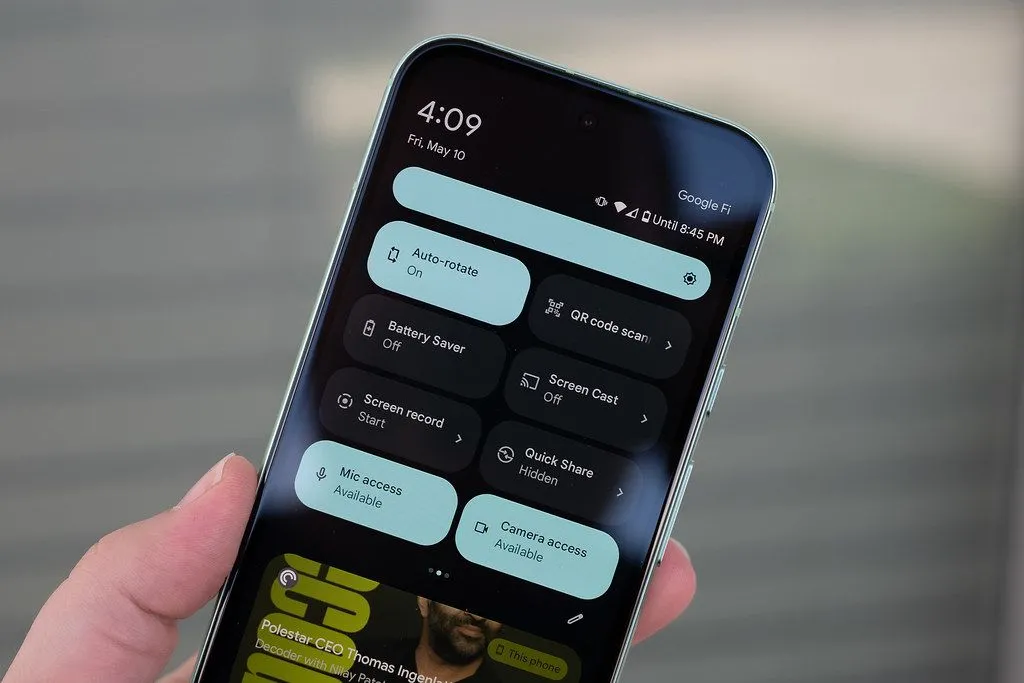 Người dùng đang cầm điện thoại Google Pixel 8a, cân nhắc giải pháp bảo vệ màn hình