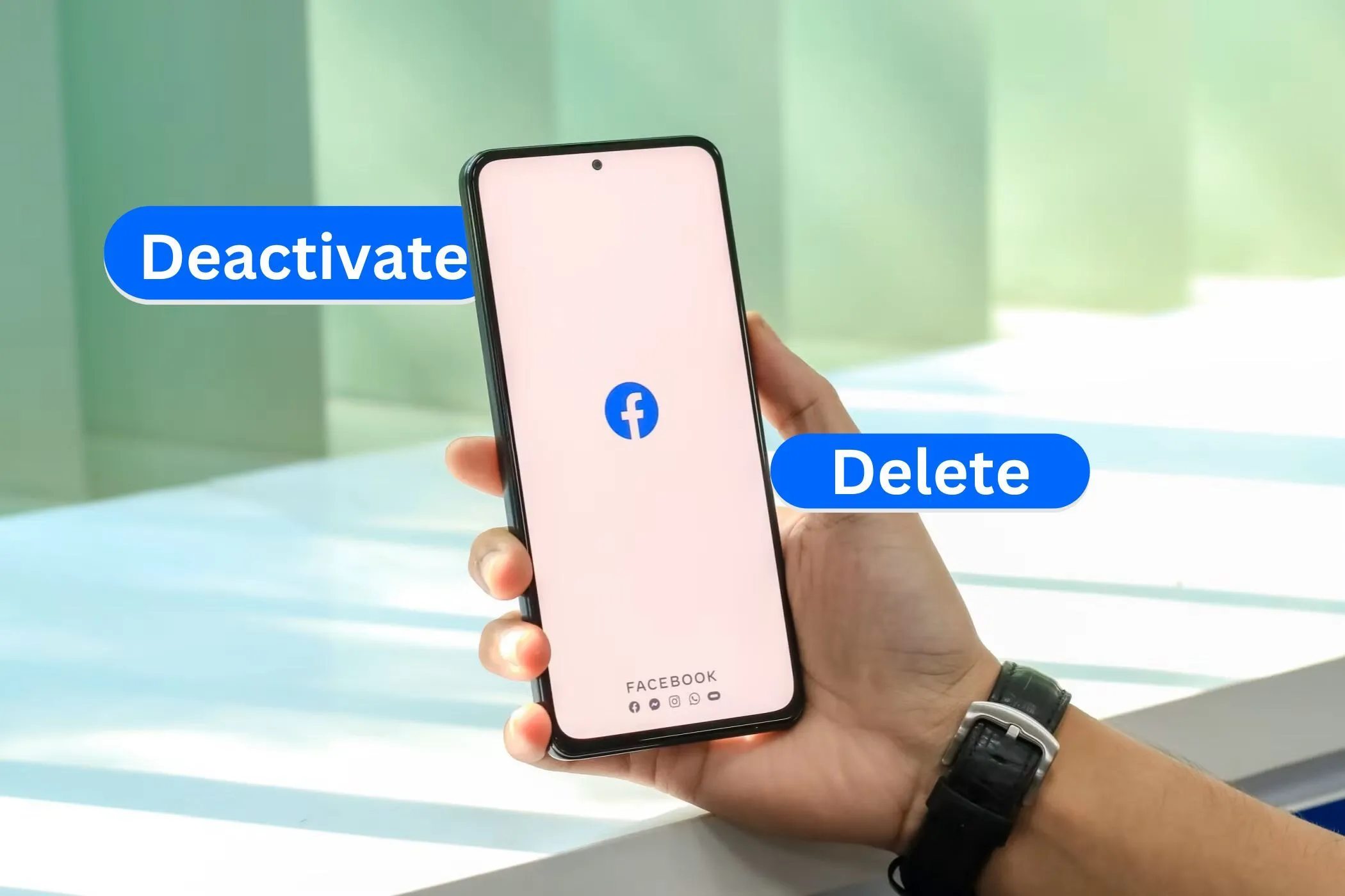 Người dùng đang cầm điện thoại với ứng dụng Facebook mở, hiển thị các tùy chọn hủy kích hoạt và xóa tài khoản, minh họa việc xóa dữ liệu cá nhân