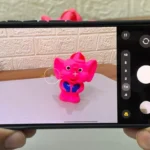 Người dùng đang căn chỉnh khung hình với Gợi ý chụp (Shot Suggestions) trên Samsung Galaxy S25 Ultra