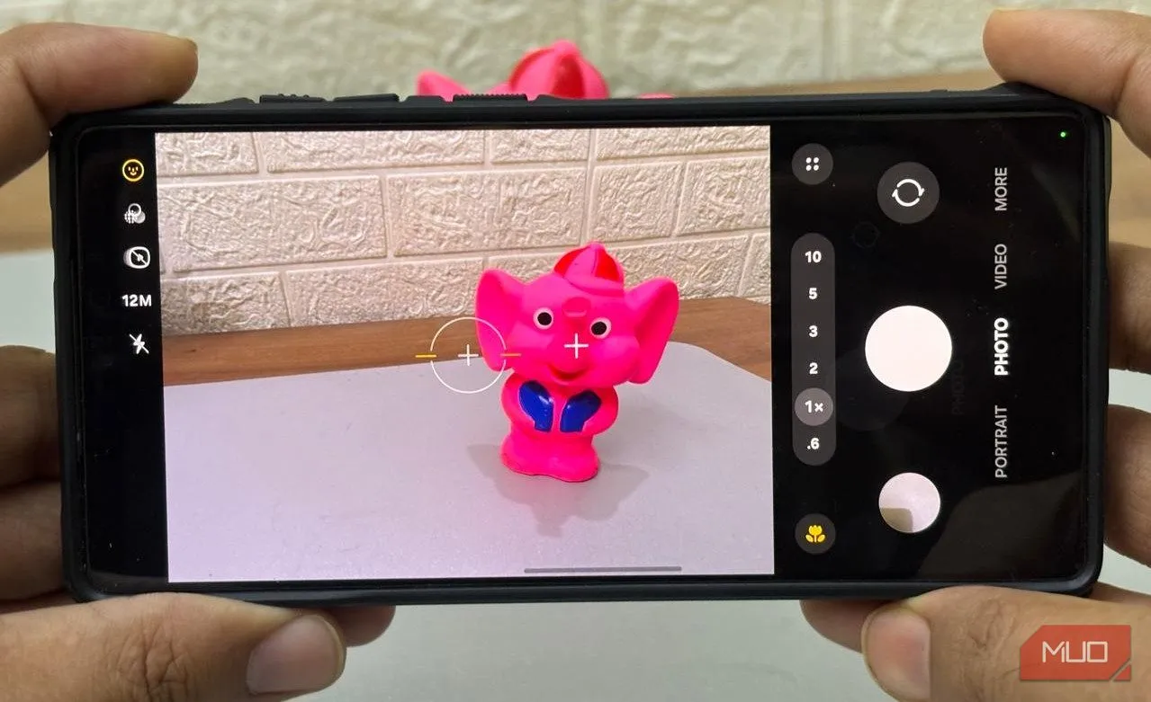 Người dùng đang căn chỉnh khung hình với Gợi ý chụp (Shot Suggestions) trên Samsung Galaxy S25 Ultra
