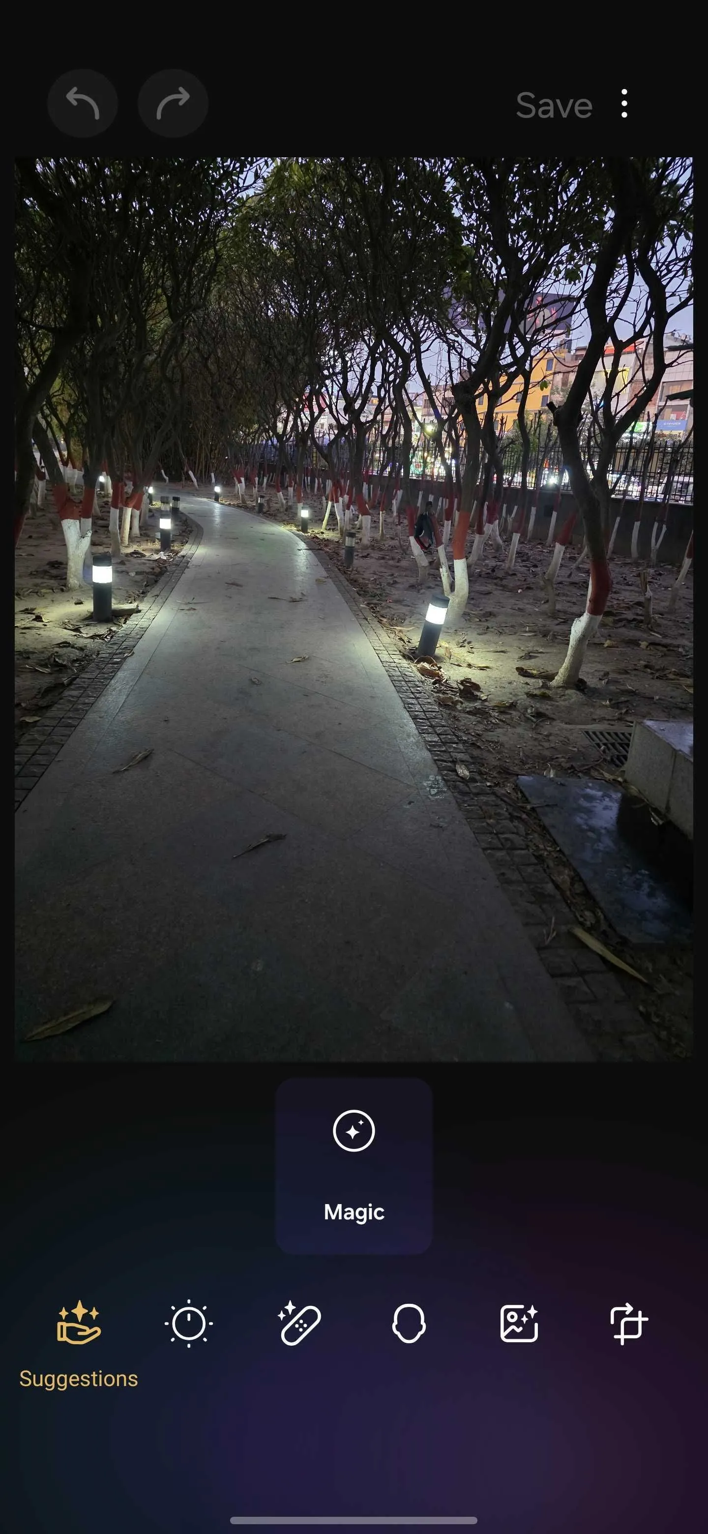 Người dùng đang chỉnh sửa ảnh với ứng dụng Galaxy Enhance-X của Samsung