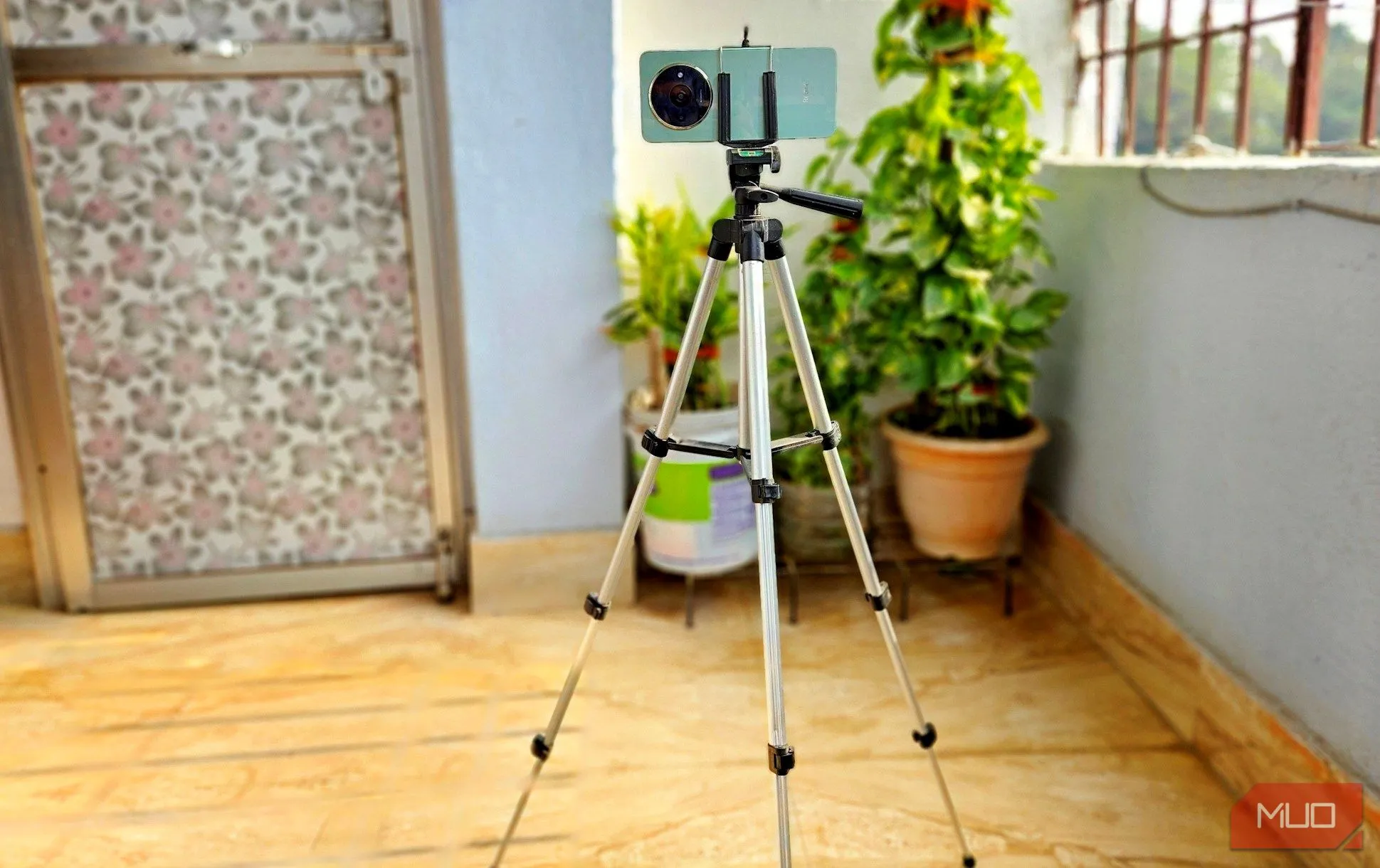 Người dùng đang gắn điện thoại lên chân máy tripod để chụp ảnh phơi sáng ổn định