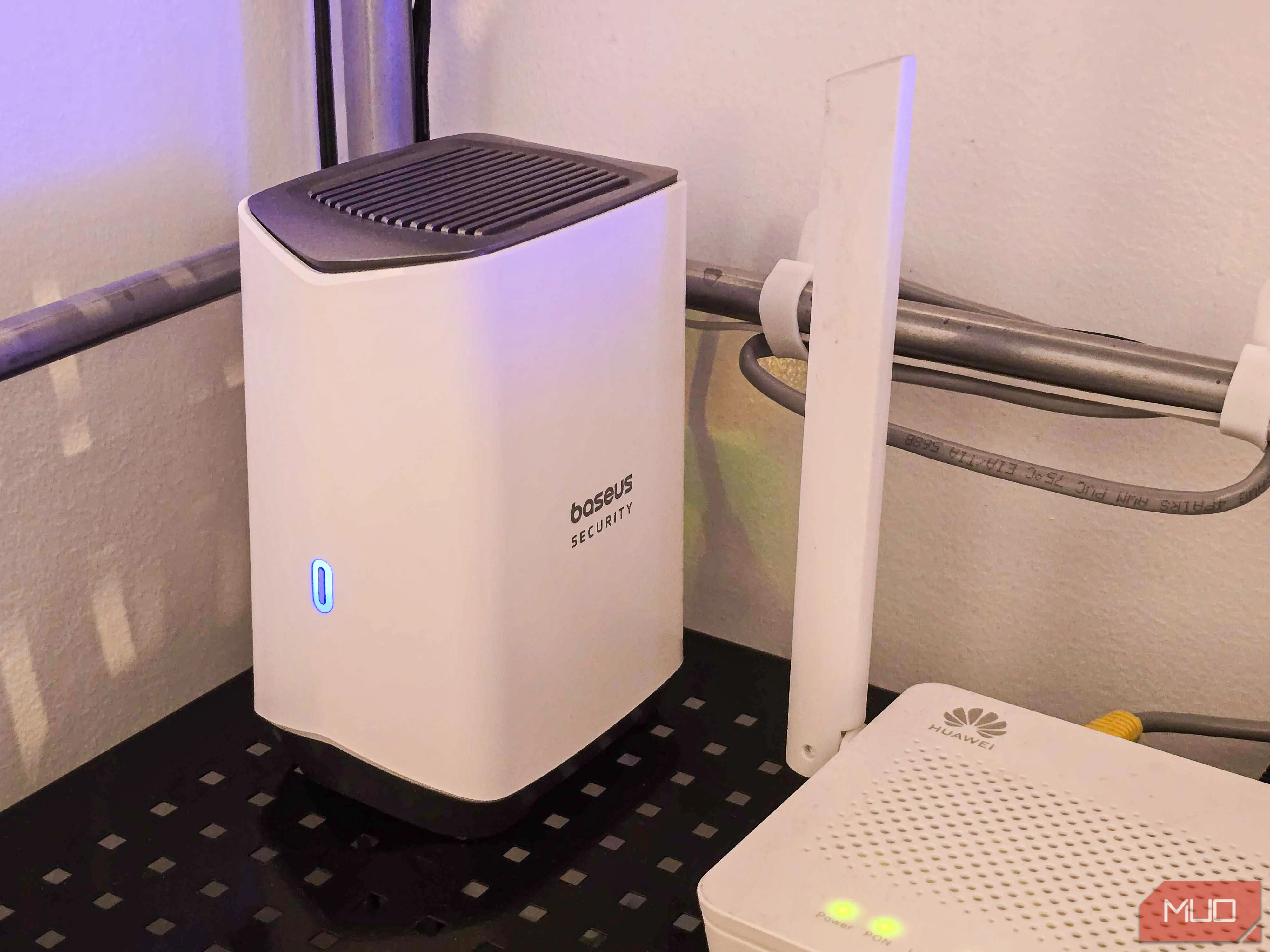 Người dùng đang kết nối ổ cứng vào trạm trung tâm Baseus HomeStation để mở rộng bộ nhớ lưu trữ cho camera an ninh Baseus S1 Pro