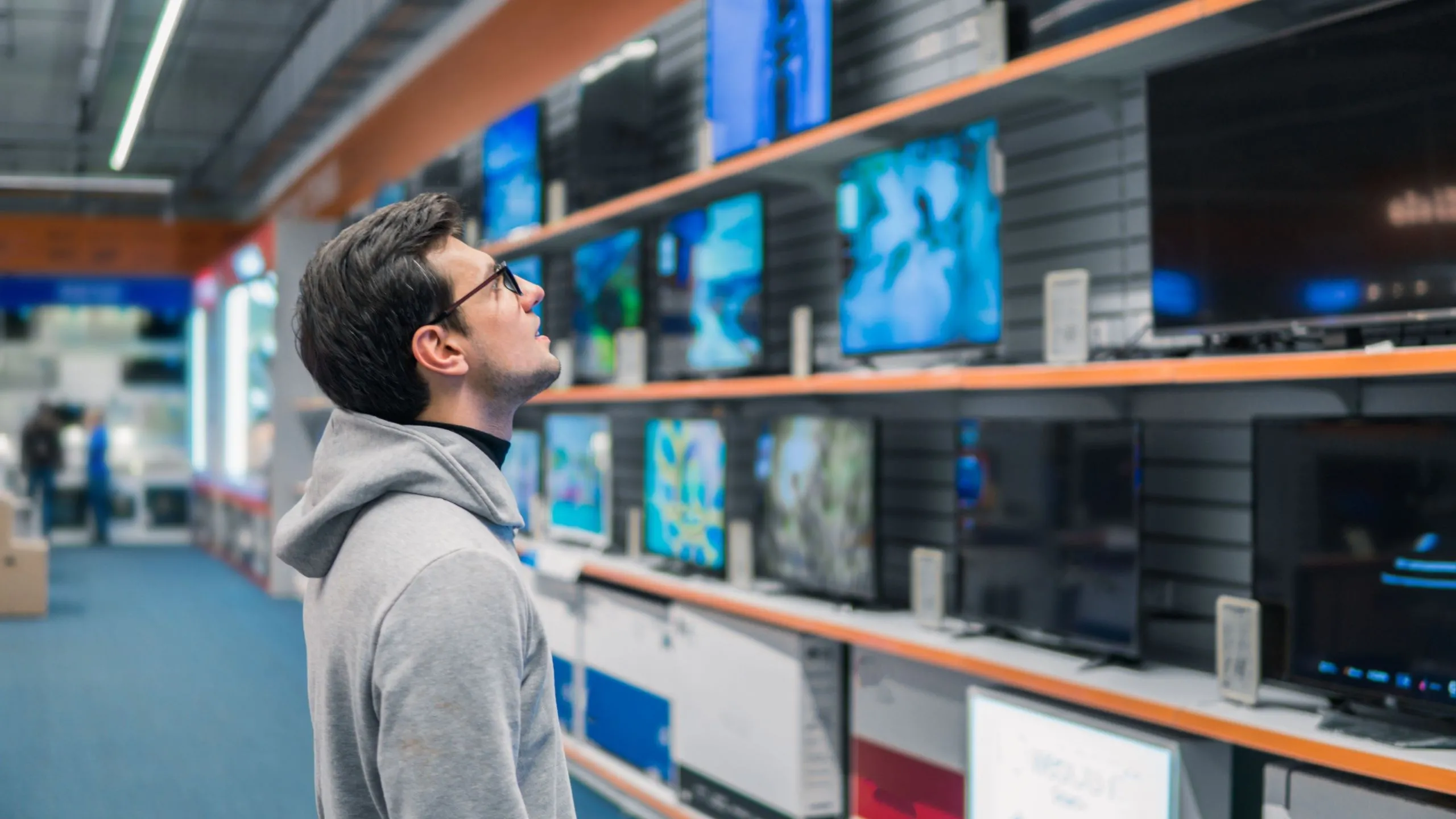 Người dùng đang lựa chọn TV thông minh tại cửa hàng.